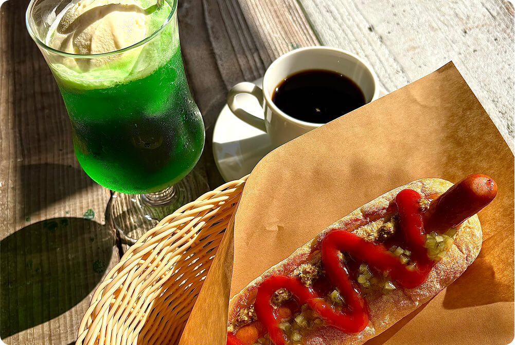 ホットドッグとコーヒー、メロンソーダ