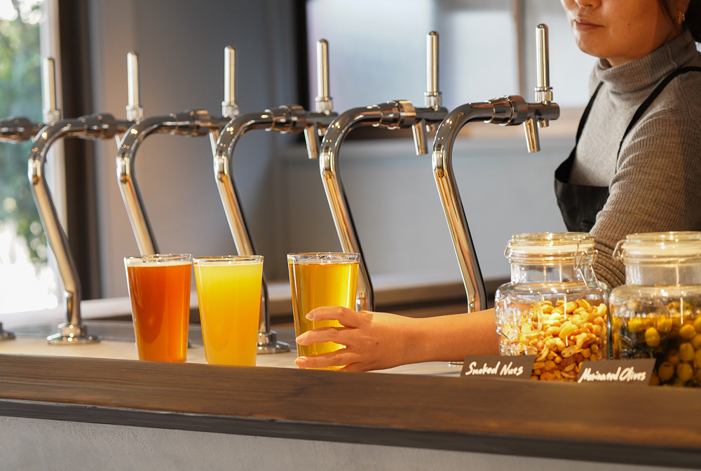 クラフトビールとナッツのあるカウンターの風景